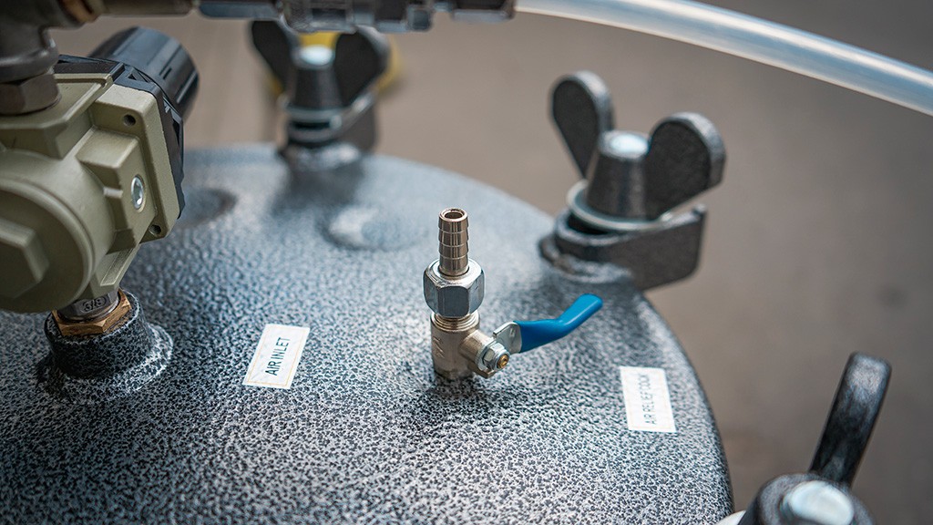 Красконагнетательный бак Dino-Power DP-TX300 (60л.) вид модели красконагнетательный бак dino-power dp-tx300 (60л.)